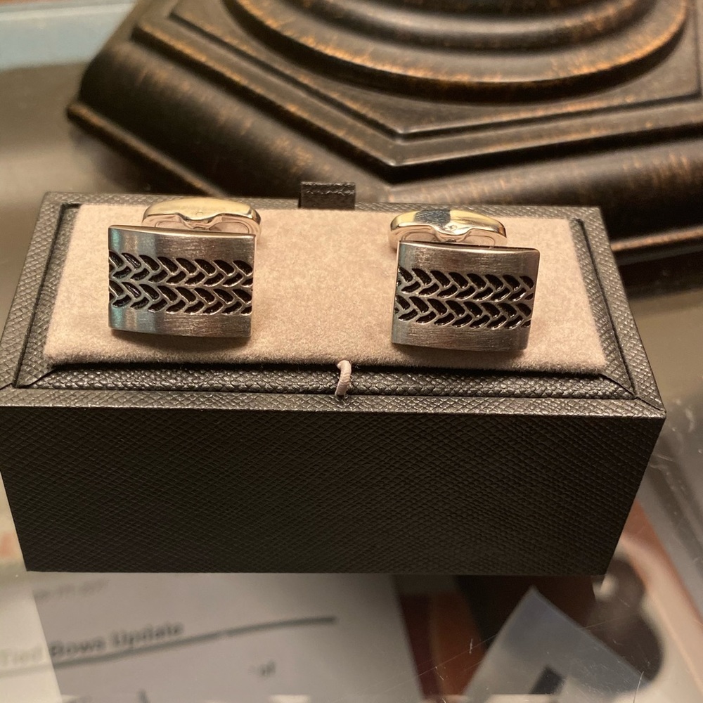 Tire tread cufflinks